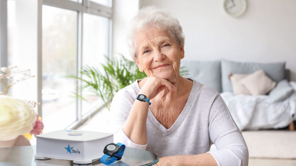 Rufhilfe Diakoniewerk. Ältere Dame sitz in Ihrem Wohnzimmer